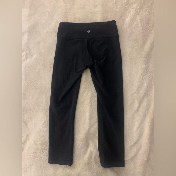 Lululemon Size 6 Capri Leggings Black Crop Blue Trim Size 4 - Picture 3 of 10